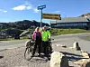 NORGE PÅ LANGS: Her er Marit (t.h.) kommet i mål i Lindesnes sammen med søstera Anita Mathisen etter å ha sykla Norge på langs.