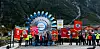 MARKERING: Industriaksjonen markerte sin motstand mot Northconnect i Eidfjord torsdag. Tilreisende LO-tillitsvalgte med faner utenfor Statkrafts anlegg i Eidfjord.
