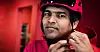 Med fast tilsetting er Vrajesh Saha garantert arbeid og lønn. Han har også krav på pensjon, sjukelønn, yrkesskadeforsikring og reglar for arbeidstida. I tillegg får han tariffavtale og ei fagforeining som kvart år forhandlar fram betre lønns- og arbeidsvilkår.