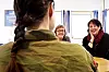 GRØNT HJERTE: Gunn Strand (midten) og Guri H. Johansen (t.h.) møter tidligere sosionom «Ingrid» ved Terningmoen leir, som har trukket i uniform og blitt personelloffiser.