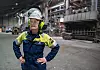 FORNØYD: Prosesskoordinator Lena Nilsen har jobbet ved Alcoa i Mosjøen i 12 år. Det nye arbeidstøyet bidrar til mer komfort og en sikrere arbeidshverdag, ifølge henne.