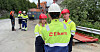 Kine Rathe og Petter Nøst snakker med en av de unge sommervikarene på Elkem Thamshavn. I bakgrunnen står pensjonisten Helge Hovden sammen med distriktssekretær Pål Sture NIlsen og teamleder Rune Hovde.