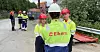 Kine Rathe og Petter Nøst snakker med en av de unge sommervikarene på Elkem Thamshavn. I bakgrunnen står pensjonisten Helge Hovden sammen med distriktssekretær Pål Sture NIlsen og teamleder Rune Hovde.