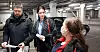 AKTIV TILLITSVALGT: Kateryna Igorevna Bilokin (midten) er konserntillitsvalgt i Ikea. Her er hun ute og besøker andre HK-tillitsvalgte sammen med John Thomas Suhr og Charlott Pedersen fra Oslo/Akershus HK.