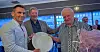 HEDERSGAVE. Mangeårig distriktssekretær i Nordland, Ulf Iversen, fikk forbundets hedersgave under årsmøtet i Distrikt Nordland i Bodø lørdag 23. april. Leder i distriktet og påtroppende distriktssekretær i Nordland, Kim Haugen og forbundskasserer Odd-Helge Reppe sto for tildelingen.
