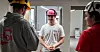 Kristian Brandsrød og Sondre Woring fra EL og IT Forbundet er ute på lærlingpatrulje. Her møter de elektro-lærlingen Benjamin Zimmermann.