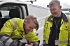 Energimontør Kristoffer Christensen viser frem filmer på mobilen fra luftige jober han har vært ute på til hovedtillitsvalgt Roger Nordland.