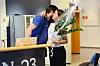 BLOMST: Sandra Åberg Kristiansen fikk overlevert en robus plante som ikke trenger daglige doser med vann av ny klubbleder Bjørnar Lilleberre.