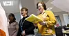 Korsangen er en ny metode for at innvandrere kan øve norsk. Søstrene Svitlana og Olena Badorna fra Ukraina er med.