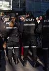 Demonstrantene ble holdt tilbake av politibetjenter.