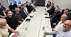 El og IT Forbundets delegasjon til venstre og NHO Elektros delegasjon til høyre før forhandlingsstart.