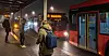 UTE I VEIEN: Den bakerste bussen står parkert. Det gjør det umulig for leddbussen å komme helt inntil holdeplassen. Dermed sperrer den bakre delen av bussen for annen trafikk midt i rushet.