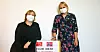 KINESISKE ESKER: I kassene forbundsleder Anne Berit Aker Hansen (t.v) og informasjonsansvarlig Bente Birkeland sitter på er det 10.000 munnbind sendt til NNN fra deres kinesiske søsterforbund.