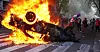 En politibil ble påtent av demonstranter under pensjonsprotesten i Buenos Aires onsdag.