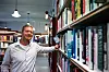 FORFATTER: Ådne Naper fant ut så mye om kraftbransjen at han til slutt lagde en bok om det. Den boka har blant annet biblioteket i Rjukan tatt inn.