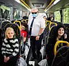 KONTROLLRUNDE: Bussjåfør Morten Sivertsen tar alltid en runde i bussen når han henter elevene på skolen. Femteklassingene Linea Giving (fra venstre), Johann Olav Santos Pedersen og Selma Gustavsen har alt på stell.