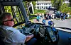 TRYGT: Når Morten Sivertsen henter elevene utenfor Dypvåg skole etter endt skoledag, må bussen stoppe slik at døren vender ut mot veien. En lærer må derfor stå vakt når de går ombord.