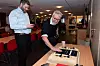 Are Solli fra forbundets utviklingsavdeling, som vanlgivis jobber tett mot NHO Elektro om blant annet elektriker-utdanning, lurer spøkefullt på om NHO Elektro egentlig burde vært sensurert ut av kaken nå som det er en disputt. Kaken ble bestilt før LO-leder Peggy Hessen Følsvik gikk ut i harde ordlag. EL og IT-leder Geir Ove Kulseth understreker at en samlet flokk med forbundsledere i LO står bak LO-lederens avgjørelse om å legge samarbeidet på is.
