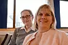 TAR SAKEN: saksbehandlere hos Norsk Sjømannsforbund, Hellen Solhaug (bak) og Bjørg Borger står parat til å hjelpe de medlemmene, som enten har har vært utsatt for ulykker på jobb, mistet helseattesten sin, eller ikke fått utbetalt sykepenger de har hatt krav på.