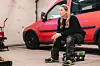 SKIFTER DEKK: Emma Pirttimäki (15) i 9. klasse lærer å skifte dekk på en bil i praktisk håndverksfag.
