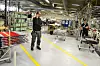 HANDSFREE PÅ ØRET: En kollega ringer Jan Arve Sinnerud for å snakke om en av maskinene.