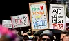MOTKREFTER: De høyreekstremes framgang er blitt møtt med protester. Her fra en demonstrasjon i Berlin i slutten av mai. På plakatene står det blant annet at «å velge AFd er så 1933» og «mitt hjerte banker for mangfold».