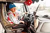 Emilie Henningsen på 21 år angrer ikke på at hun har begynt å jobbe i familiebedriften. – Det er mange som bli overraska når jeg kommer ut av asfaltbilen, smiler hun.