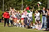 HEIAGJENG: Trener Layal Hammoudeh står ikke alene på sidelinja. Et jentelag fra Vestlandet har også kommet for å heie.