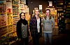 65 KRONER TIMEN: Makarim Al-Jboori(f.v) og Malin Antonsen (midten) er misfornøyde med lønna. Det er også Solveig Hafstad, som fungerer som butikksjef.