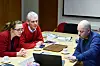 VISER: Åge Blummenfelt viser polske Adam Malinowski og tolk Karatazyna Roginska hvordan han brukte Excel for å komme seg frem til skyldig beløp.