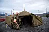 HV-soldatene sover tett i tett i lave telt nesten rett på bakken. Lars Hegerholm deler dette teltet med syv andre. – Det er litt leirskolestemning, ler han.