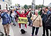 En rekke demonstranter samlet seg etter korupsjonsanklagene ble framsatt og krevde nyvalg. Nå er valgkampen i gang.