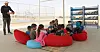 SKOLEBIBLIOTEK PÅ HJUL: Elevene sitter i sekkestoler og leser når det mobile biblioteket avlegger skolen besøk.