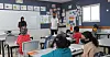 GUTTER OG JENTER: Det er både kvinnelige og mannlige lærere på skolen, og gutter og jenter går i samme klasser.