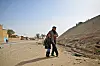 HER STARTET REVOLUSJONEN: I gruveområdet Gafsa sør i Tunisia. Staten suger ut naturressursene, og gir knapt noe tilbake til lokalsamfunnet. Den fagorganiserte miljøaktivisten Abdessalam al-Zaybi forteller om hvordan den innbringende fosfatproduksjonen i Tunisia forurenser naturen og fører til sykdom. Her sammen med datteren Ulla (8).