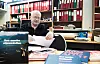BIBLIOTEK: I Folkets Hus i Stavanger har Arbeidernes Historielag fått sitt eget lille bibliotek og kontorplass. Her kan de både jobbe og møtes, forteller Egil Larsen.