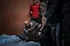 Palestinere sørger over en familie som ble drept i et israelsk flyangrep i byen Khan Younis på Gazastripen søndag.