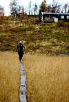 EVENTYRLIG ARBEIDSDAG: Alt er timet og tilrettelagt for arbeiderne, inklusive ferdig preppa lunsj. Her er Mari på vei tilbake fra nabolagshytta de har fått låne for å bruke som lunsjbrakke.