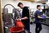 KJØKKENTJENESTE: Sondre Sivertsen har egentlig flyttet sørover, men er alltid hjemme under Laukvikdagan. Han stiller opp på dugnad, som resten av bygda.