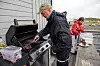 GRILLET HVALBIFF: Grillmestrene Kyrre Pettersen og June Grønseth freser hvalkjøttet på grillen.