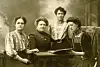 I 1909 ble 'kvindernes Kontor' opprettet. Her er styret. Fra venstre ser vi Mathilde Olsen, Hanna Adolfsen, Anna Pleym og Helga Thorsen (senere Nitteberg).
