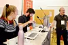 TREKKER: Dagfinn Svanøe får æren av å trekke lapper som bestemmer hvem som skal sitte hvor mange år i det sentrale ungdomsutvalget.