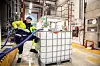 FYLLER OPP: Tom Allan Sortnes jobber i produksjonen hos Master Builders Solutions. Her fyller han en IBC, eller dunk om du vil, med ferdig produkt som enten skal til lager eller direkte ut til kunde.