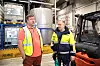 GODE KOLLEGAER: Siste nytt diskuteres på fabrikkgulvet. Her ser du Bjørn Olav Østli sammen med formann Odd Einar Trøbråten.