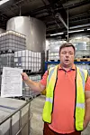 KJØRETØYKONTROLL: De ansatte hos Master Builders Solutions har selvsagt ikke myndighet til å holde kjøretøy tilbake, men de utfører allikevel strenge kontroller for å forsikre seg om at alt er i orden.