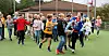 STOR JUBEL: Dette er midt i filminnspillingen. Herman har akkurat scoret på straffe og han bæres rundt i ballbingen.