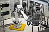 De ansatte må ta kurs for å kunne styre og vedlikeholde roboten som siler stikkprøver av småstein og sand. Nå krever de ekstra betalt for videreutdanningen.
