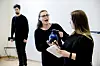 PÅ JOBB: Ivi Karnezi serverer kaffe til Margrét Brynjarsdottir, mens den noe udynamiske lederen i Patrick Egersborgs skikkelse følger med. Bilde fra prøvene.