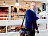FRA BUTIKK TIL BUTIKK: Kenneth Mørk jobber for å organisere flere på Sørlandssenteret, og har tro på smitteeffekten. Når én butikk får tariffavtale og ordnede forhold, vil følge etter.
