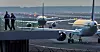Politifolk ser på mens fly parkerer på flyplassen i Frankfurt. Flyplassen, Tysklands travleste, er en av 13 som mandag rammes av storstreik.